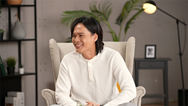 由谐星成功转型为演员的黄镫辉，在《谁来演戏》节目中，分享演艺之路的心情感想。（镜电视提供）