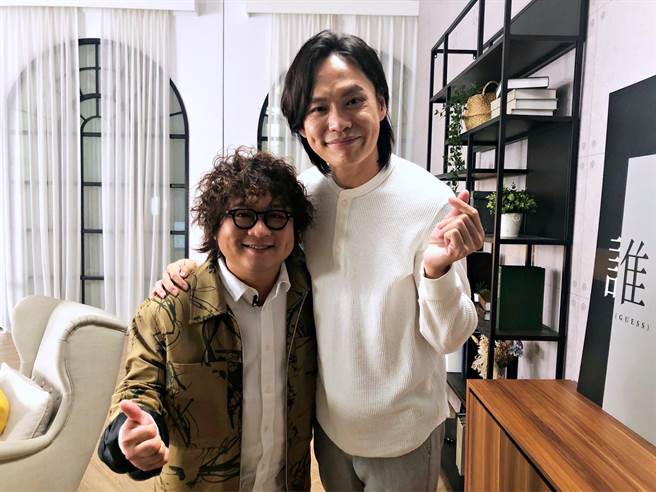 黄镫辉（右）与纳豆两人身高差了20几公分，站在一起特别逗趣。（镜电视提供）