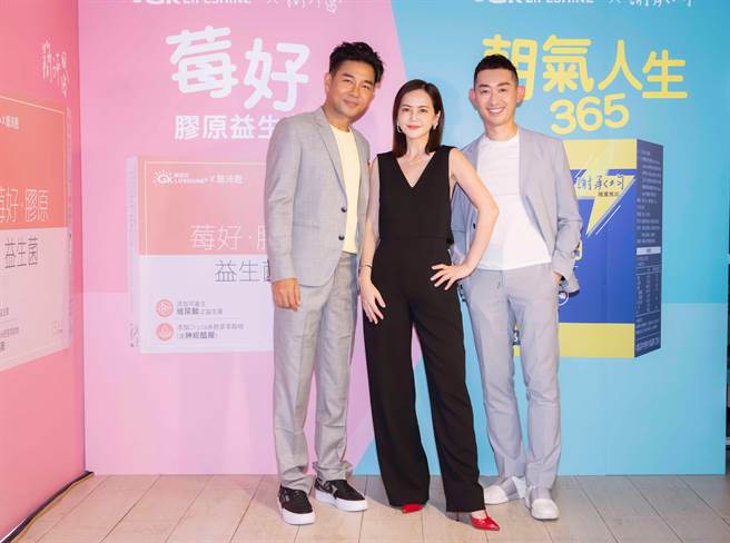 谢承均、简沛恩与葡萄王生技董事长曾盛麟一起联合研发保健食品。（葡萄王生技提供）