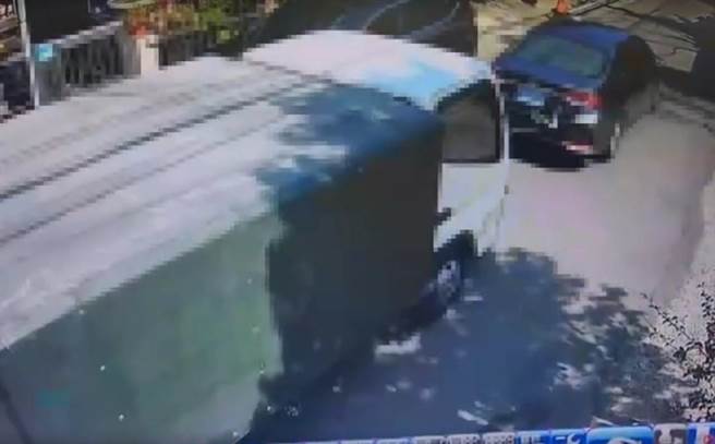 李男表示，他当时驾驶小货车从阳光运动公园沿安业街行驶，疑似因距离前方小客车太近，让小客车驾驶陈男不满。（警方提供／李奇叡新北传真）