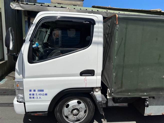 李男驾驶的小货车。（警方提供／李奇叡新北传真）