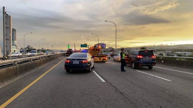 台74线傍晚发生5车追撞事故，警方获报到场处理。（民眾提供）