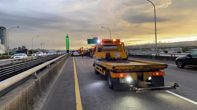 台74线傍晚发生5车追撞事故，警方获报到场处理。（民眾提供）