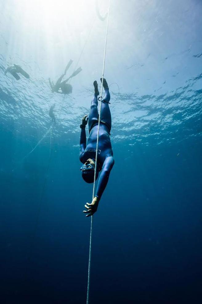  台湾潜水好手古云杰25日在2022世界自由潜水深度锦标赛有蹼恒重下潜中，以105公尺名列第2，替台湾摘下唯一一面银牌。（图/ 中央社）