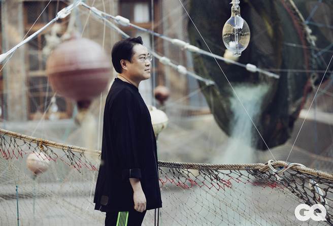 基隆市长林右昌日前接受时尚杂志专访，脱去POLO衫、牛仔裤，换上潮流穿搭，变身为「GQ市长」。（GQ杂志提供／陈彩玲基隆传真）