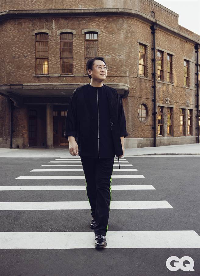 基隆市长林右昌日前接受时尚杂志专访，脱去POLO衫、牛仔裤，换上潮流穿搭，变身为「GQ市长」。（GQ杂志提供／陈彩玲基隆传真）