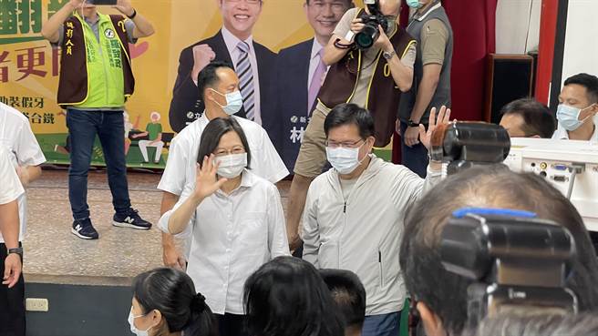 蔡英文总统今天晚间到板桥潮和宫参拜，并替林佳龙站台辅选。（吕健豪摄）