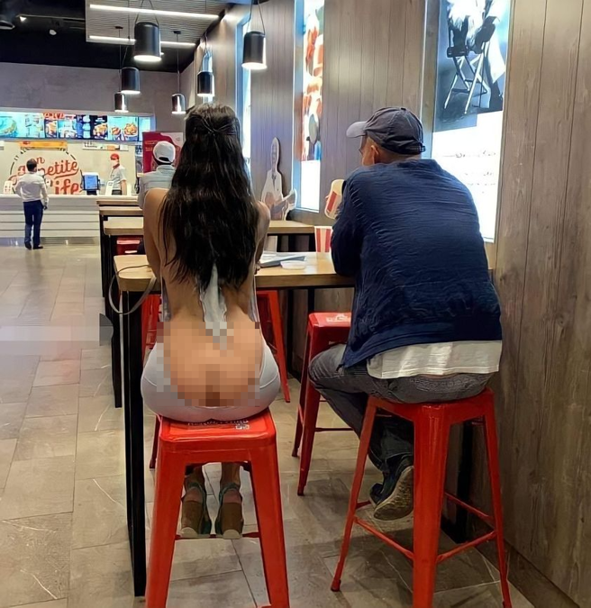 女网友拍下疑似是女儿陪爸爸吃肯德基的照片，然而，这名女儿穿着大胆清凉，引起网有议论纷纷。（翻摄自脸书爆废公社公开版）