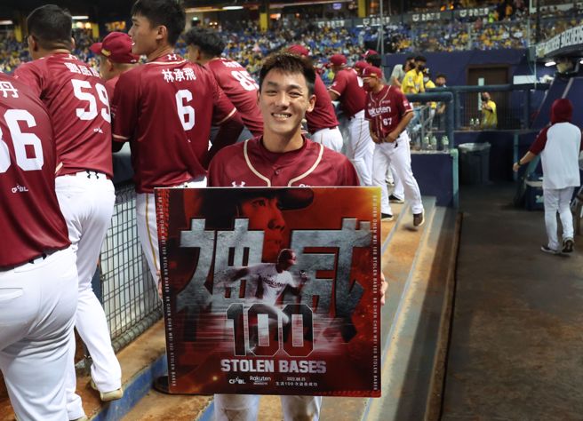 乐天桃猿陈晨威跑出生涯百盗。（乐天桃猿提供）
