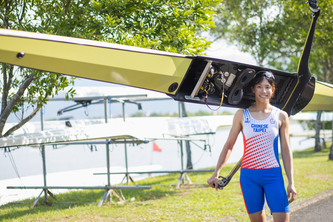 黄义婷目前划的单人艇是2019年出厂的Empacher X17，重量是规定的14公斤。（黄义婷提供）