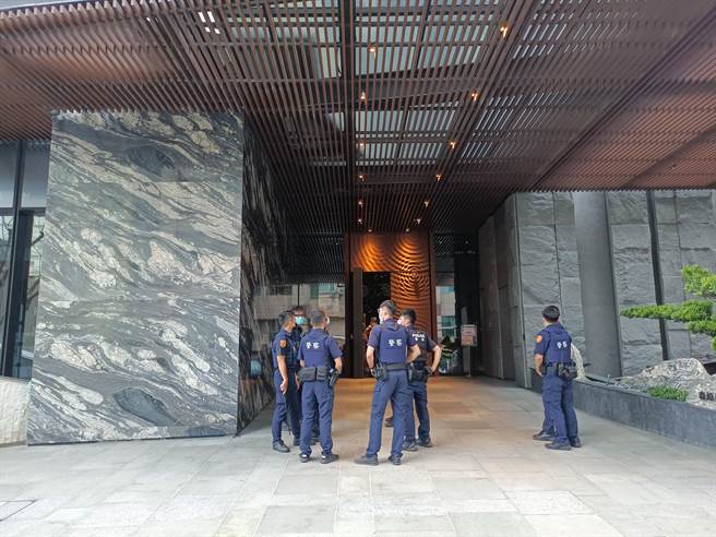 淡水警方獲報後不敢大意，立刻出動大批警力趕抵現場，並由淡水警分局副分局長林坤立親自帶隊指揮。(淡水警方提供)