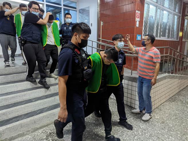 目前林男被列入關係人，陳男(第一位)依違反槍砲罪嫌法辦，王男(第二位)、巫男(第三位)、古男則依聚眾鬥毆罪嫌法辦，後續警方將報請檢察官指揮偵辦，持續釐清詳細案情。(黃敬文攝)