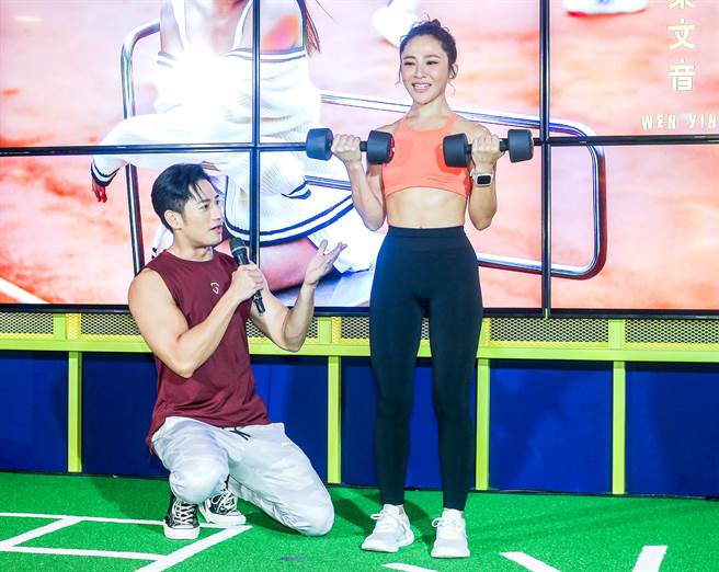梁文音在新歌活动，邀来周孝安力挺支持，2人一起示范居家运动。（粘耿豪摄）