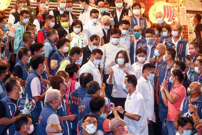 蔡英文总统25日晚间带领民进党新北市长参选人林佳龙到三重义天宫参香祈福。她致词时表示，自己是新北市民，也有投票权，身为民进党主席，特别替新北市提出好的市长候选人，「一定投给林佳龙」。（邓博仁摄）