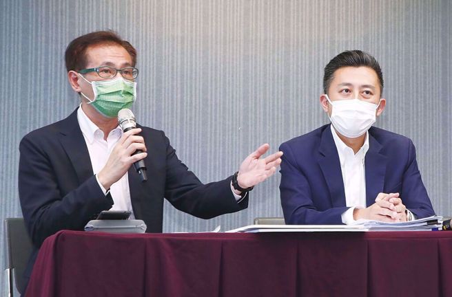 郑运鹏(左)接棒参选桃园市长，被点名恐成林智坚(右)「一尸五命」效应的第一命。（资料照片）