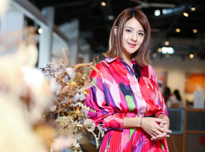 郭靜除了推出EP《So Lucky》，也將舉辦個人演唱會。（陳俊吉攝）（服裝提供：台灣藍鐘 Bluebell Taiwan ／ MSGM）