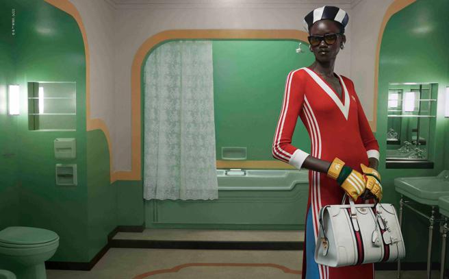 玛丹娜养子David Banda曾穿过的adidas x GUCCI红色连身裙，置入鬼店知名场景也不违和。（Gucci提供）