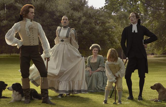 Adidas标志性的条纹与三叶草图腾，自然地融入于维多利亚时代风格的服装当中。（Gucci提供）