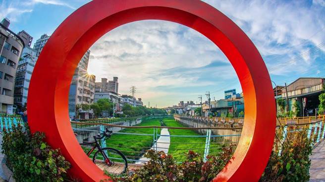 经整治的鸭母港沟下游环境优美，生机盎然。（新北市水利局提供）