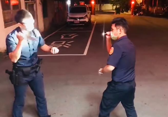 帅警教抵抗持刀歹徒招数却被酸马后炮，他本人在网路上亲自回应了。（翻摄自脸书爆废公社公开版）