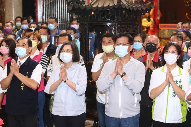 总统蔡英文25日晚间先后到新北市板桥、三重为民进党新北市长参选人林佳龙站台造势，她今晚与林佳龙以及在地民进党议员、议员参选人前往三重义天宫参拜，展现绿营大团结的气势。(邓博仁摄)