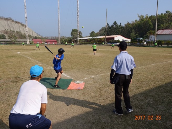 明德外役监设有垒球场，提供收容人进行垒球活动，并不定期举行比赛。（图／翻摄明德外役监脸书粉专）