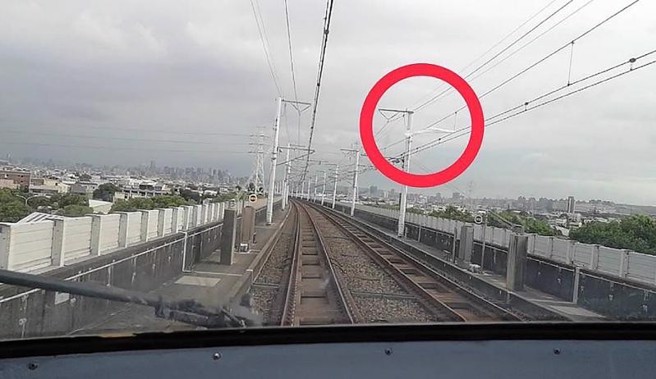 高鐵654車次列車駕駛發現有異物纏繞電車線，立即啟動發布告警，2輛列車也緊急停車，經查電車線上的異物為一大塑膠袋，人員搶修後晚間6時6分恢復雙向運轉。（台灣高鐵提供）