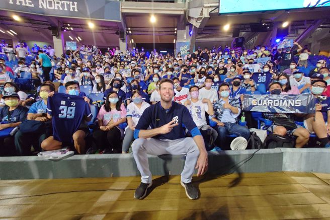 富邦悍将洋投罗力赛后上到观眾席与球迷同乐。（杜宜谙摄）