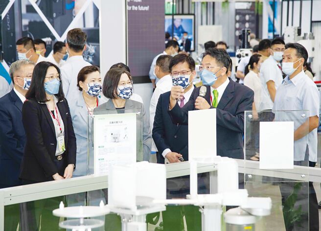 上银集团旗下上银及大银两公司参加24日台北机器人与智慧自动化展，上银科技董事长卓文恒向总统蔡英文说明，上银集团针对半导体产业开发的晶圆寻边器及晶圆机器人等半导体自动化解决方案。图／上银集团提供