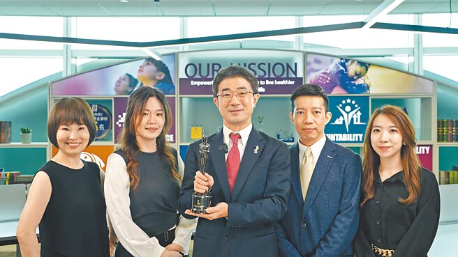 台灣暉致總經理張博勝（左三）與同仁共同努力，台灣暉致（Viatris）再度榮獲亞洲指標性人力資源獎項。圖／業者提供