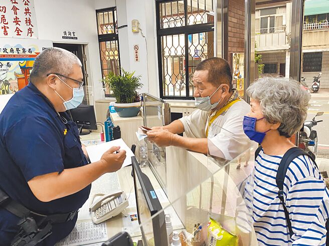 高雄一對老夫妻到台南市警二分局民權派出所表示要包奠儀，聊表心意。（曹婷婷攝）