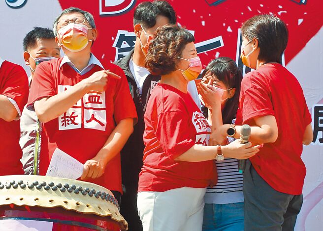 民眾党立法院党团昨呼吁，监察院应把3+11相关资料送到立法院，摊在阳光底下供大眾检视，实现真正的公开透明。图为内科24日举办千人捐血活动，民进党立委高嘉瑜（右二）匆忙赶到，却直衝台北市副市长黄珊珊怀抱（右一），让柯文哲（左一）大笑指她投入敌营。（陈俊吉摄）