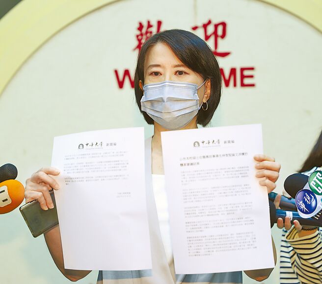台大、中华大学皆因林智坚论文涉抄袭，撤销其硕士学位。该案检举人国民党台北市议员王鸿薇（见图）在台北市议会大厅展示中华大学新闻稿，要求力挺林智坚的蔡英文、郑文灿、郑运鹏应该出面道歉。（刘宗龙摄）