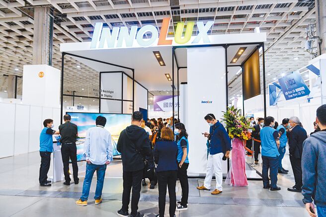 群创昨日被爆出要放员工无薪假，群创表示，鼓励同仁潜沉从事阅读进修，休閒活动。（王德为摄）