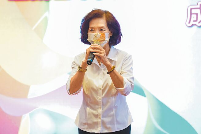 宜兰县长林姿妙被检方依贪污等罪嫌起诉，她24日照常出席活动，会后面对外界询问，她重申是政治迫害。（李忠一摄）