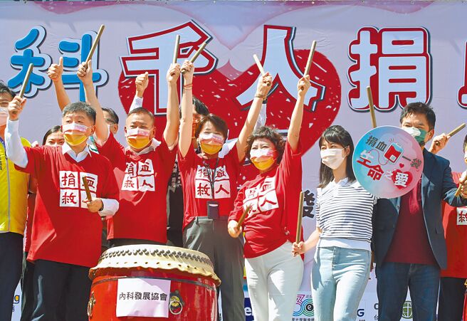 民進黨台北市市長參選人陳時中（左一）、台北市副市長黃珊珊（左三），24日出席第七屆內科千人捐血活動啟動儀式，但幾乎零互動。（陳俊吉攝）