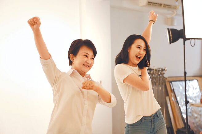 台中市长卢秀燕日前与国民党多位外县市选将合体，拍摄宣传照，显见「蓝营一姐」的影响力。（国民党台中市党部提供／张亦惠台中传真）