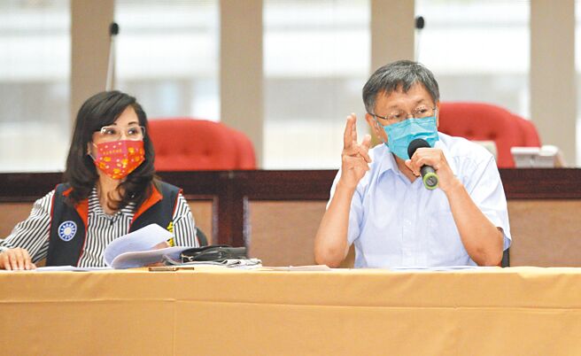 台北市柯文哲（右）24日到台北市議會國民黨團說明重大政策，會中提及明年沒有重大工程開工、台北市音樂與圖書中心是炸彈要小心，讓國民黨團書記長秦慧珠（左）怒批，攤開明年21項重大預算，都是些零星小工程，柯文哲根本混吃等退，下任市長只能接這個爛攤子、爛預算，且音圖要到2024年下半年才開工，這樣讓下任市長怎麼做事？（張鎧乙攝）