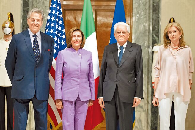 美国眾议院议长裴洛西的丈夫保罗．裴洛西酒驾事件被判入狱5天，但扣掉关押天数及用社区服务取代剩余刑期，免入监，但需支付罚款及赔偿金。图为裴洛西（左二）与丈夫保罗‧裴洛西（左一）于6月28日拜会义大利总统马达雷拉（右二）。（摘自义大利总统府官邸）