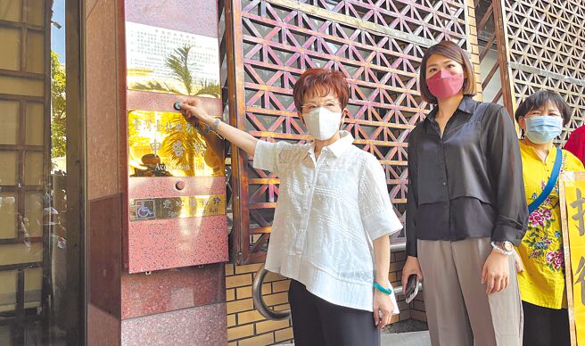 前國民黨主席洪秀柱（左）不滿聯合報報導她買通台灣大批軍政高層，24日到台北地檢署遞狀控告記者李京倫及聯合報誹謗，隨後到調查局檢舉假訊息。洪秀柱表示，人格、清白不容踐踏。（中央社）