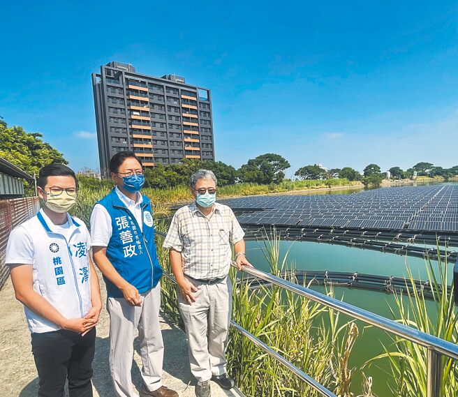 国民党桃园市长参选人张善政（中）提出从教育、环保与科技3面相守护桃园埤塘。（吕筱蝉摄）