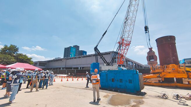 绿线G07车站与台铁桃园站共构，桃园市长郑文灿说，以2027年绿线通车、2029年台铁桃园站启用为目标。（赖佑维摄）