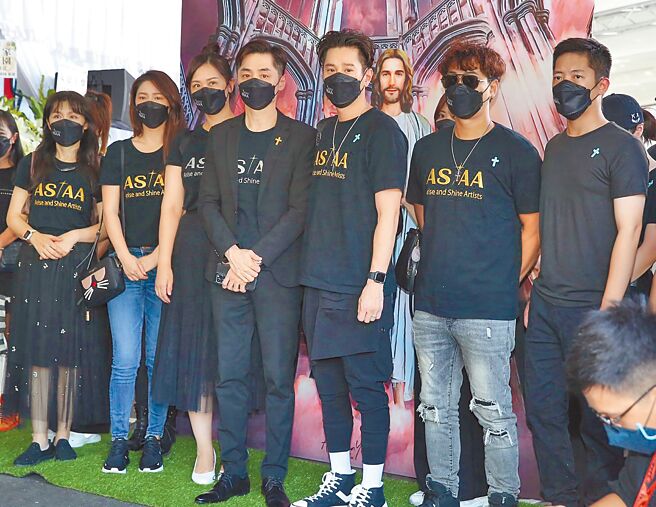 宋逸民（中）昨带着「艺起发光」星友们前往艾成追思会悼念。（陈俊吉摄）