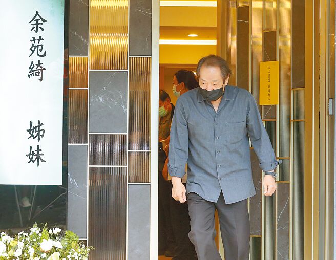 張魁昨至余苑綺靈堂致哀，表示很心疼余天夫婦。（粘耿豪攝）