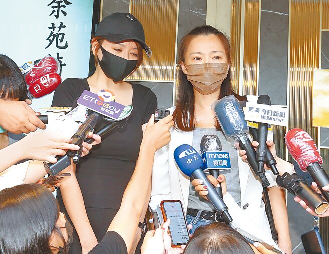 侯怡君（右）、李妍瑾昨至余苑綺靈堂弔唁。（粘耿豪攝）