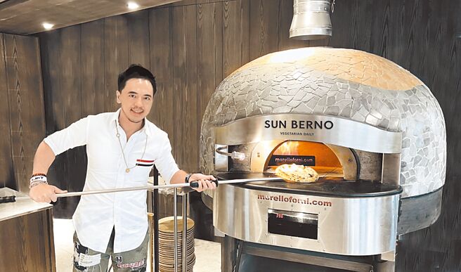 路易莎董事长黄铭贤看好未来肉商机，跨界投资蔬食餐厅光焙若。（光焙若提供）