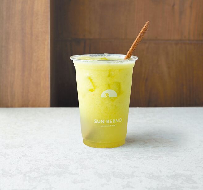 以芹菜、苹果、柠檬现榨的「蔬醒果汁」，98元。（光焙若提供）