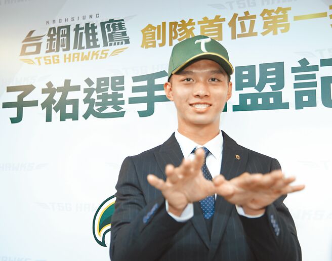 台钢状元郎曾子佑将披上「1」号绿色战袍出赛，签约金为中职野手第2高的570万，外带140万激励奖金。（陈怡诚摄）