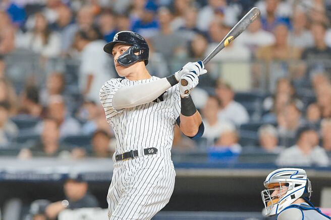 「法官」贾吉4局上敲出453呎的大号全垒打，助洋基在地铁大战先驰得点。（路透）