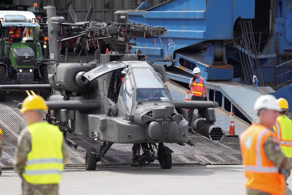 美军这次报复性攻击行动使用阿帕契（Apache）攻击直升机、AC-130空中砲艇和M777榴弹砲等武器。（图/ 路透社）(photo:ChinaTimes)